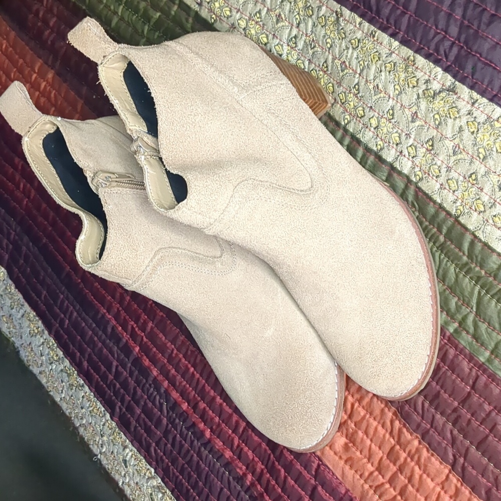 DV by DOLCE VITA* beige suede heeled size zip round toe ankle boot size 8